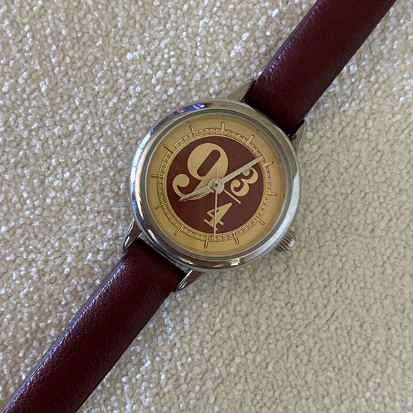 Official Harry Potter Platform 9 3/4 Watch - Picture 2 of 6
